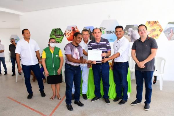 Prefeitura de Floriano entrega certificados de Curso de Produção Industrial de Cajuína.(Imagem:Secom)