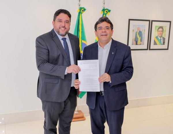 Governador com o secret&aacute;rio da Administra&ccedil;&atilde;o, Samuel Nascimento.(Imagem:Gabriel Paulino)
