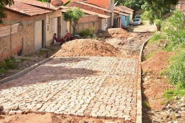 Obras de pavimentação poliédrica seguem avançando em Floriano(Imagem:Reprodução)