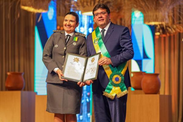 Governador comandou entrega das medalhas no Theatro 4 de Setembro, em solenidade realizada em comemoração ao Dia do Piauí.(Imagem:Divulgação)