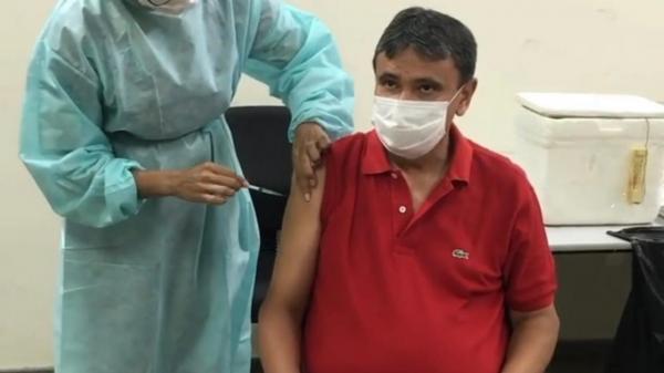 Wellington Dias recebe a segunda dose da vacina contra Covid-19 em Teresina(Imagem:Reprodução)