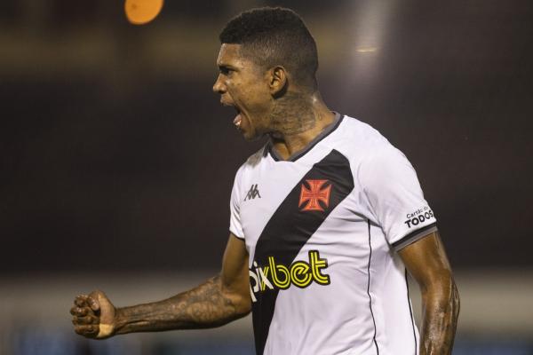 Raniel comemora gol em Ferroviária x Vasco.(Imagem:Diogo Reis/AGIF)