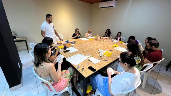 Criatividade e t&eacute;cnica marcam oficina de bordado livre na Casa do Artes&atilde;o Design Mestre Albertino(Imagem:Ascom Sudarpi)