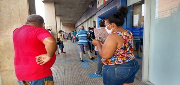 Vagas em fila para sacar aux?lio emergencial s?o vendidas a R$ 20(Imagem:Reprodu??o)