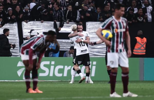 Renato Augusto e Roger Guedes comemoram gol do Corinthians contra o Flu.(Imagem:Ettore Chiereguini/AGIF)