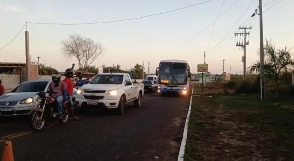 Moradores bloqueiam trecho da PI-113 em protesto por melhorias na rodovia.(Imagem:Reprodução)