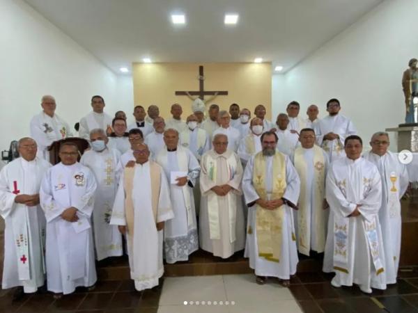 Diocese de Floriano celebra Missa dos Santos Óleos com presença de Bispo e padres.(Imagem:Reprodução/Instagram)