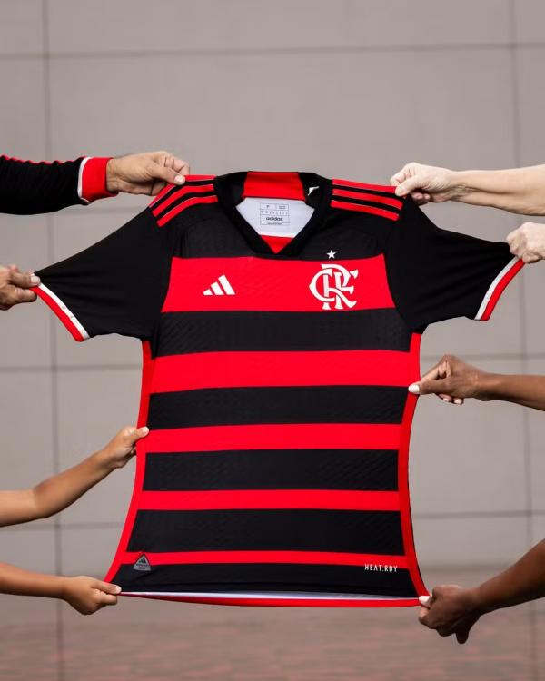 Olha a nova camisa do Flamengo segurada por torcedores de todas as cores.(Imagem:Divulgação/Adidas)
