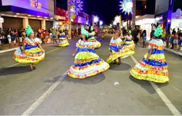 Floriano: desfile das escolas de samba leva milhares de foliões à avenida(Imagem:Reprodução/PMF)