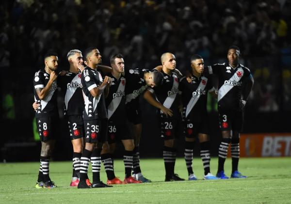Jogadores do Vasco durante a decisão por pênaltis contra o ABC.(Imagem:André Durão / ge)