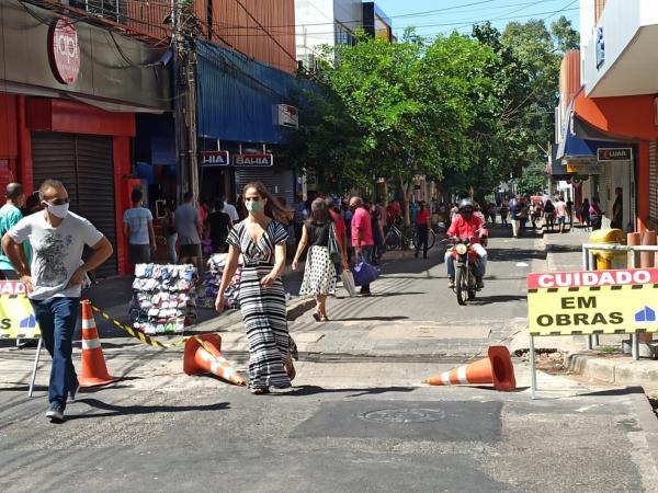Movimentação no Centro de Teresina após abertura parcial do comércio.(Imagem:Aline Moreira/TV Clube)