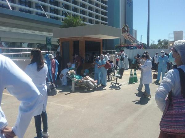 Pacientes do Hospital Santa Luzia, em Brasília, foram levados para o estacionamento por causa de incêndio.(Imagem: TV Globo/ Reprodução)