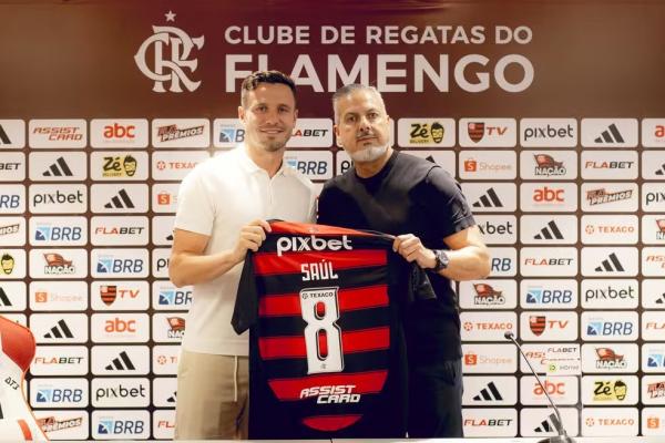 José Boto apresenta Saúl Ñiguez, reforço do Flamengo.(Imagem:Adriano Fontes/Flamengo)