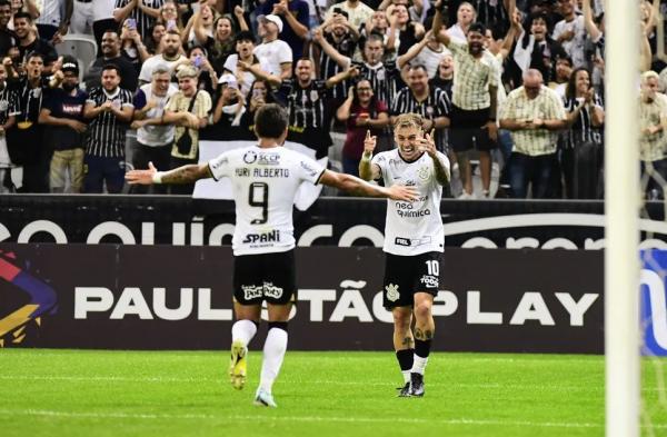 Yuri Alberto e Róger Guedes comemoram gol do Corinthians contra o Água Santa.(Imagem:Marcos Ribolli)