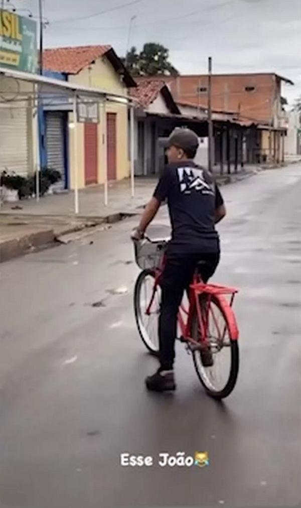  Cantor João Gomes andando de bicicleta no interior do Piauí.(Imagem:Reprodução )