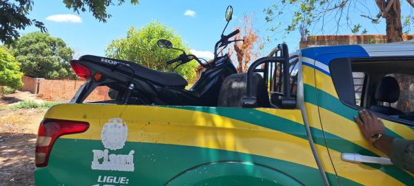 Polícia Militar recupera moto abandonada em Floriano.(Imagem:Divulgação/PM)