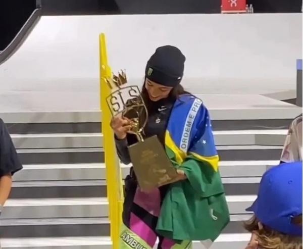 Brasileira Rayssa Leal é campeã da Liga Mundial de Skate Street(Imagem:Reprodução)