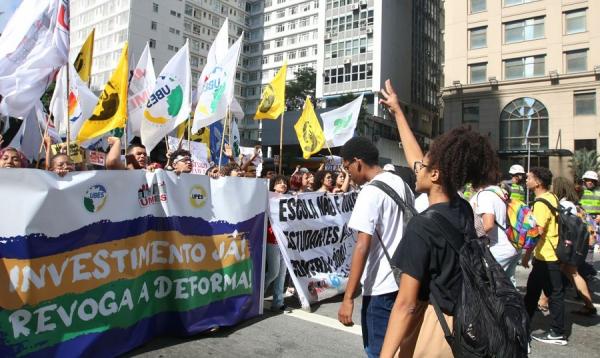 Grêmio estudantil está presente em uma a cada dez escolas públicas.(Imagem:Rovena Rosa/Agência Brasil)