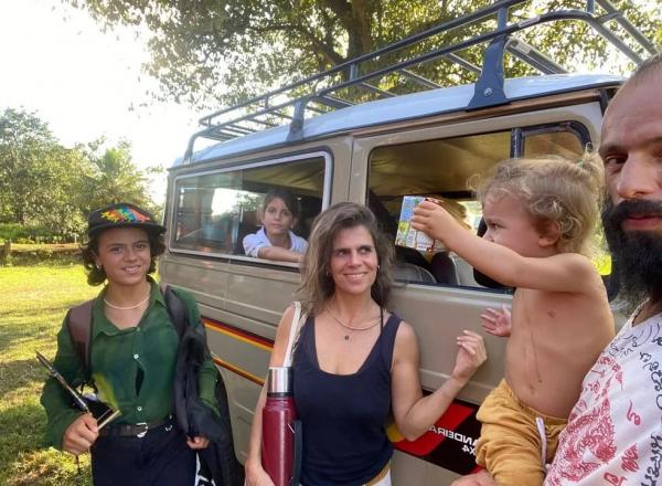 Mariana Maffeis com o marido, Badarik González, e os filhos.(Imagem:Reprodução/Instagram)