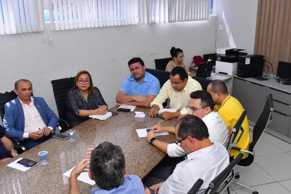 Parlamentares de Floriano se reunem com Secretaria de Educação e cobram soluções sobre transporte escolar(Imagem:CMF)