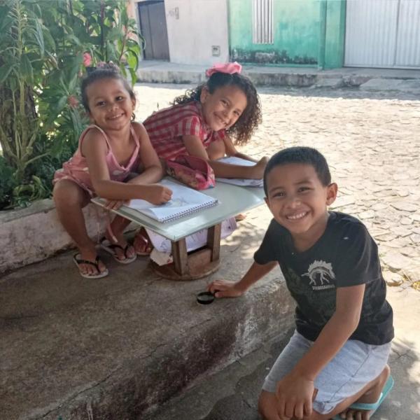 Da esquerda para a direita, os irmãos Maria Eloá, 4 anos - que morreu no incêndio -, Francisca Aylla, 7 anos - está internada -, e Francisco Ayllan, 6 anos - também faleceu.(Imagem:Reprodução)