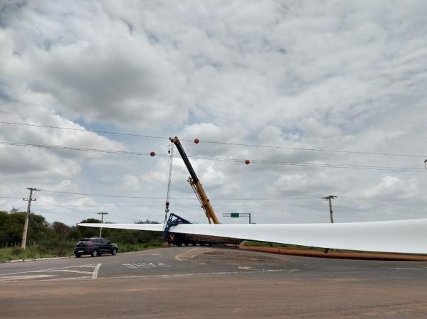 O trecho da BR 316, em Picos, interditado após o tombamento de uma carreta que transportava a hélice de uma torre eólica foi liberado na tarde deste domingo (13), após mais de 30 h(Imagem:Reprodução)