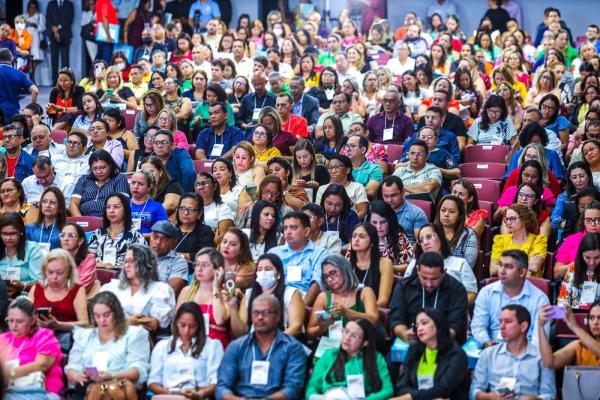 Durante o evento, foram entregues 1.525 chromebooks aos 640 gestores escolares e aos 21 gerentes regionais de educação(Imagem:Divulgação )