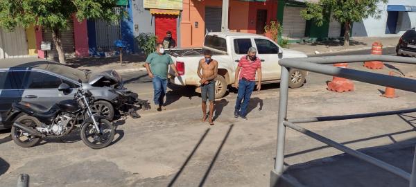 Momento em Leonardo chega à Central de Flagrantes, acompanhado pelos agentes e pelo vereador.(Imagem:FlorianoNews)