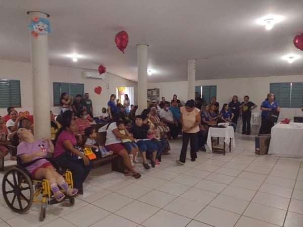 Rotary Club de Floriano Médio Parnaíba promove ação de solidariedade na APAE com entrega de brindes e dafé da manhã.(Imagem:FlorianoNews)