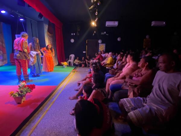Público lota Cine Teatro para aplaudir espetáculos nacionais em Festival de Teatro de Floriano.(Imagem:Ascom)