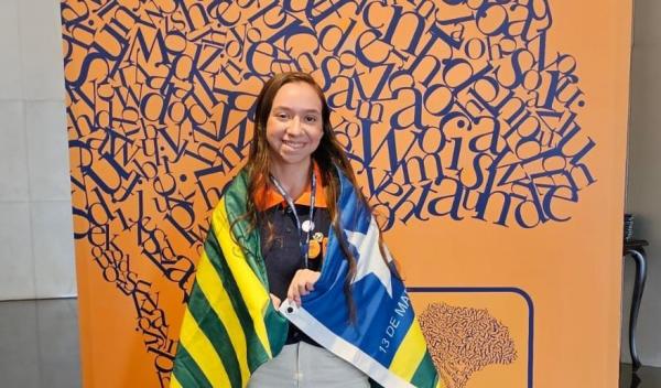 Mariana, aluna do 3º ano do Ensino Médio, conquistou a vaga ao vencer o concurso de redação com o tema 