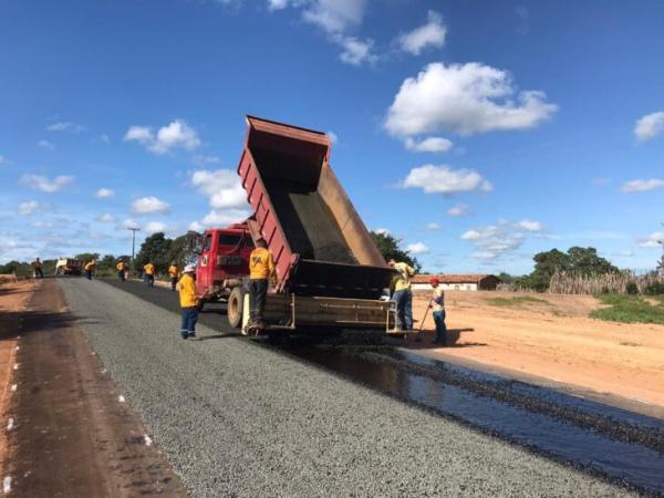 Obra de asfaltamento na rodovia de Pavussu-PI.(Imagem:Divulgação)