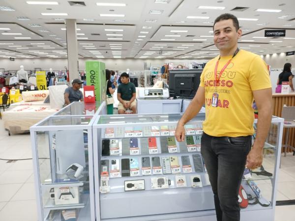 Biserra, chefe do setor de móveis e eletros do Armazém Paraíba de Floriano.(Imagem:FlorianoNews)