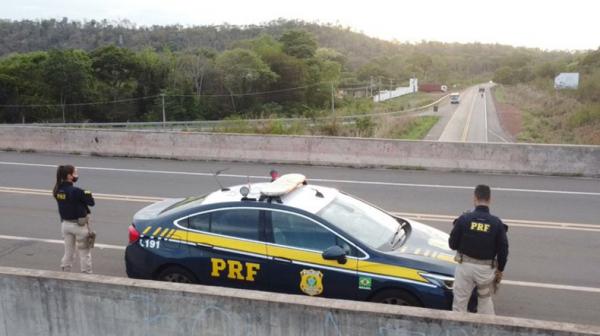 Restrição de Tráfego   Para aumentar a fluidez do trânsito e a segurança, também haverá restrição de trânsito a alguns veículos de carga em rodovias de pista simples. De acordo com(Imagem:Reprodução)