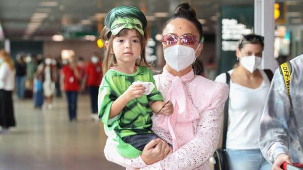 A filha de Sabrina Sato e Duda Nagle roubou a cena ao desembarcar no aeroporto de Congonhas, em São Paulo, neste domingo (29). A menina - que ganhou uma festa temática por seus 3 a(Imagem:Reprodução)