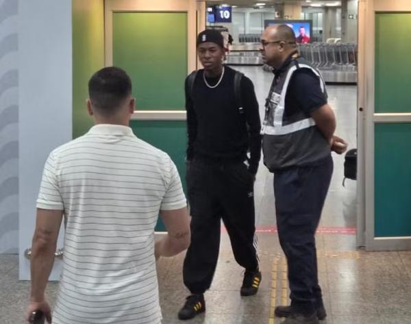 Vit&atilde;o chega ao Rio de Janeiro para assinar com o Flamengo.(Imagem:Thales Lara / ge)