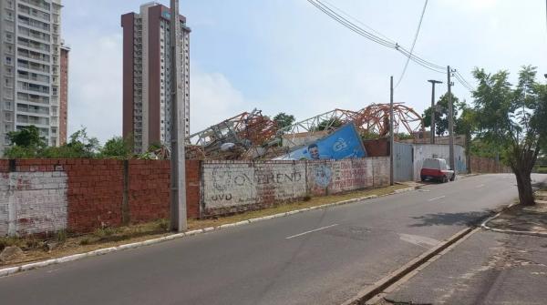  Torre de transmissão cai durante temporal em Teresina.(Imagem: Edigar Neto/TV Clube )