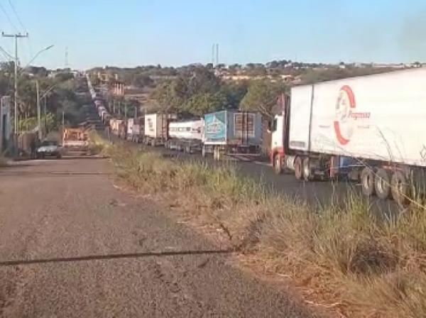 Caminhão atinge fiação e derruba 2 postes de energia elétrica em avenida de Floriano(Imagem:Reprodução)