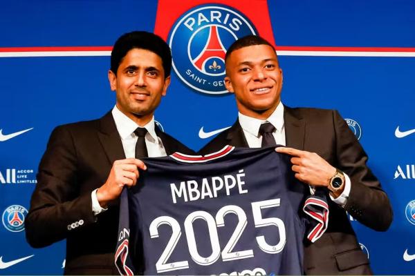 Mbappé e Al-Khelaifi posam juntos no PSG.(Imagem:Getty Images)