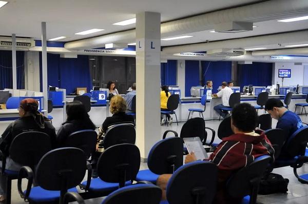 Beneficiários aguardam atendimento em agência do Instituto Nacional do Seguro Social (INSS).(Imagem:Antônio Cruz/Agência Brasil)