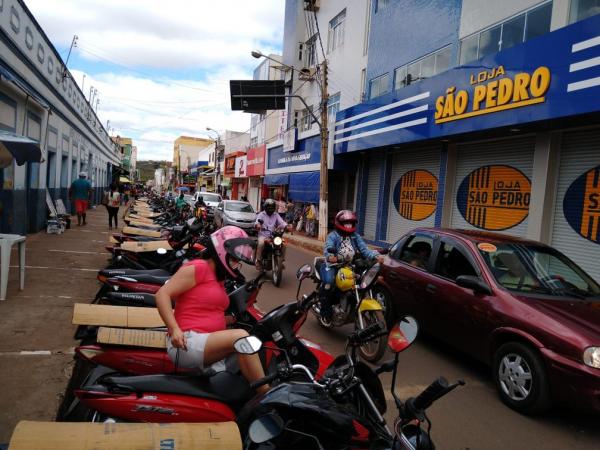 Comerciantes descumprem decreto e decisão judicial nesta segunda-feira (29) em Picos.(Imagem:Antônio Rocha /TV Clube)