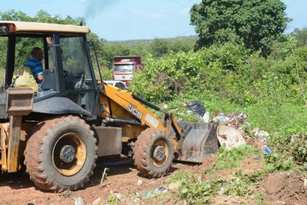 Prefeitura recolhe grande quantidade de lixo irregular na localidade Morrinhos(Imagem:SECOM)