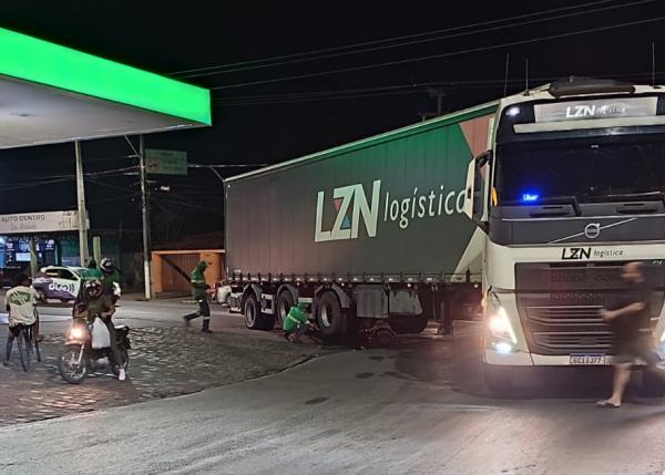 Motocicleta fica embaixo de carreta após conversão perigosa em avenida de Floriano; condutora escapa ilesa(Imagem:FlorianoNews)