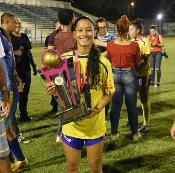  Atleta disputou o Campeonato Brasileiro da Série A2 de futebol feminino pelo Tiradentes-PI.(Imagem:Arquivo Pessoal )