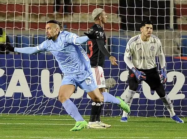 Chico comemora gol do Bolivar contra o Flamengo.(Imagem:JORGE BERNAL / AFP)