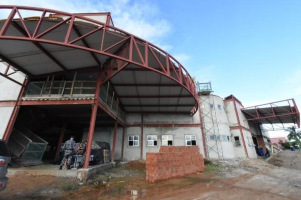 O novo hospital regional de Picos está em fase final de acabamento dos três pavimentos(Imagem:Francisco Leal)