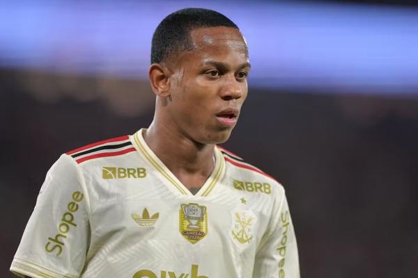 Wallace Yan é candidato a ser titular em esquema com mais atacantes.(Imagem: Thiago Ribeiro / Agif)