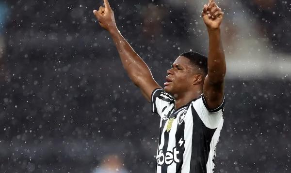 Jovem atacante de 18 anos marca dois gols em triunfo de 3 a 2.(Imagem:ÍTOR SILVA/BOTAFOGO/DIREITOS RESERVADOS)