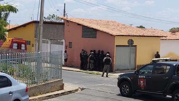 Homem é suspeito de manter filha em cárcere privado após separação em Teresina.(Imagem:Renan Nunes/ TV Clube)