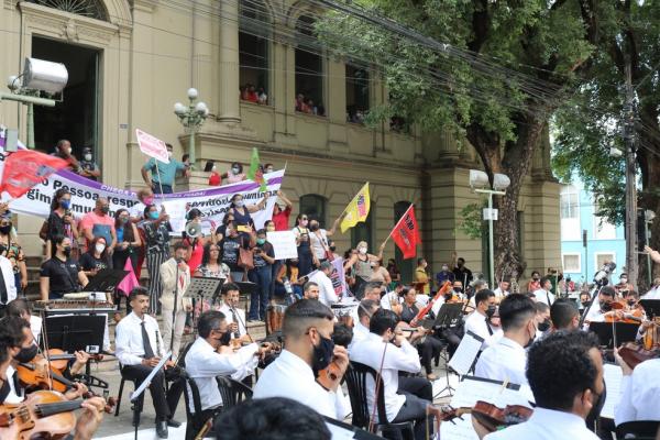 Servidores municipais protestam durante concerto natalino em Teresina(Imagem:Illana Serena)